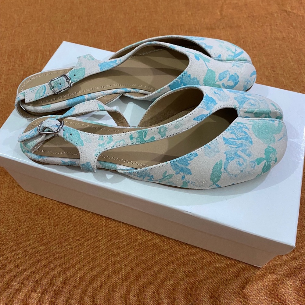 Maison Martin Margiela Women’s Floral Split-Toe Slingback Flats - Picture 8 of 8